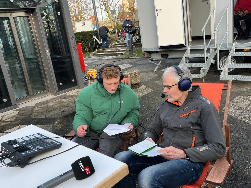 Julian Schildheuer mit Pfarrer Friedrich Laker und Mitorganisator der "Green Culture Week" bei der Liveaufzeichnung des Podcasts "Bühne Frei - Der Theater Dortmund-Podcast" auf dem Feierabendmarkt in Dortmund.