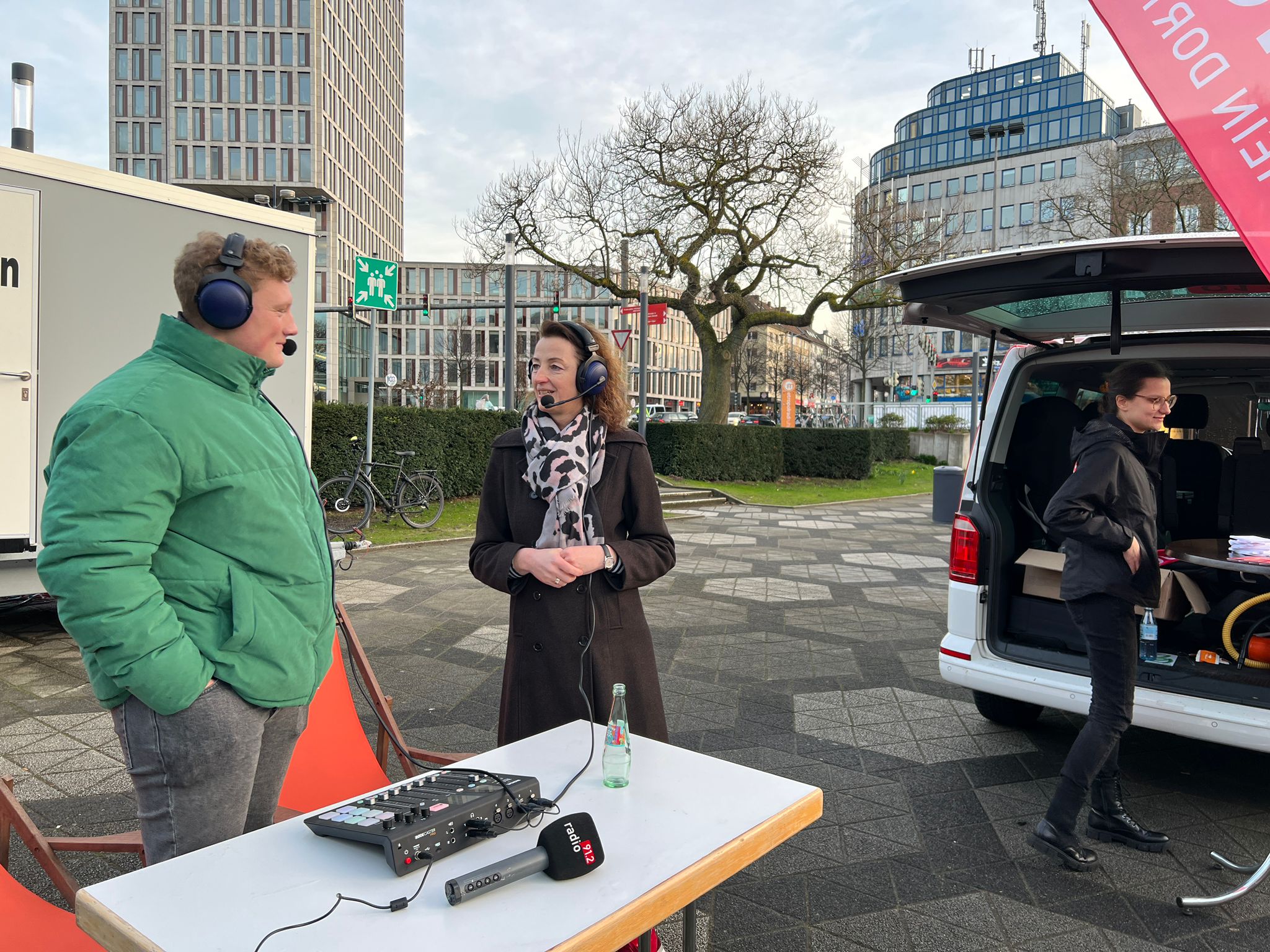 Julian Schildheuer mit Radio 91.2-Moderatorin Steffi Strecker bei der Liveaufzeichnung des Podcasts "Bühne Frei - Der Theater Dortmund-Podcast" auf dem Feierabendmarkt in Dortmund.
